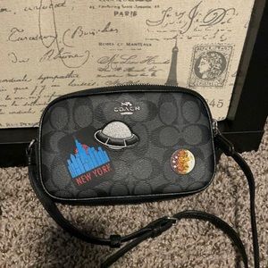 Small cross body New York theme no flaws